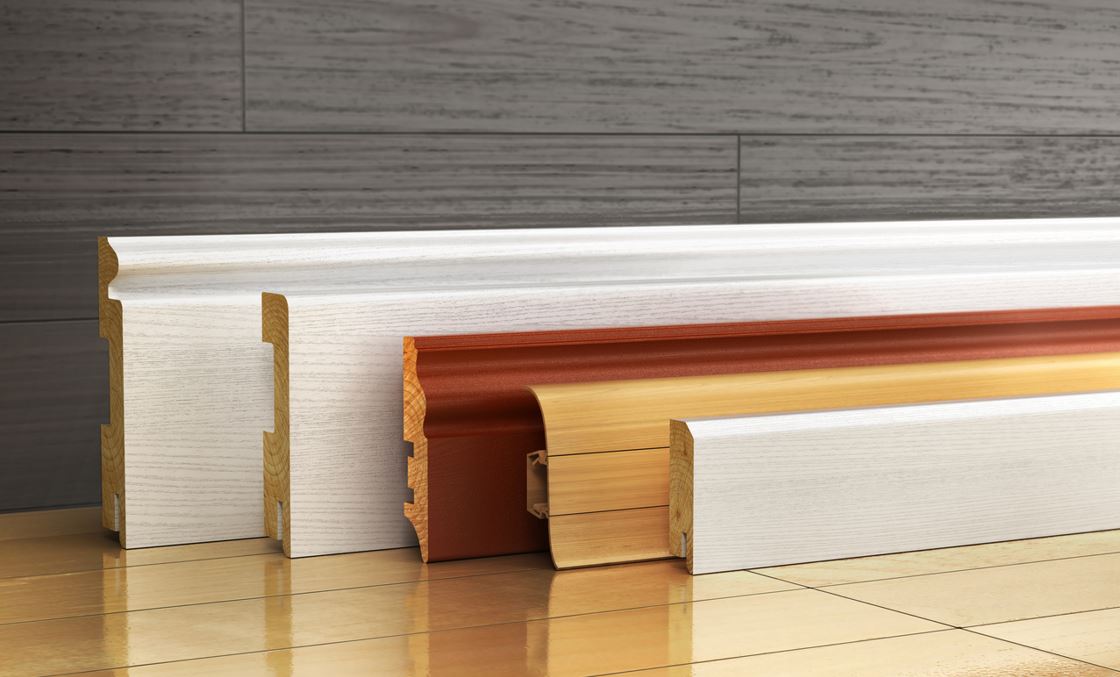 Plinthes en carrelage et grès cérame posées le long du mur